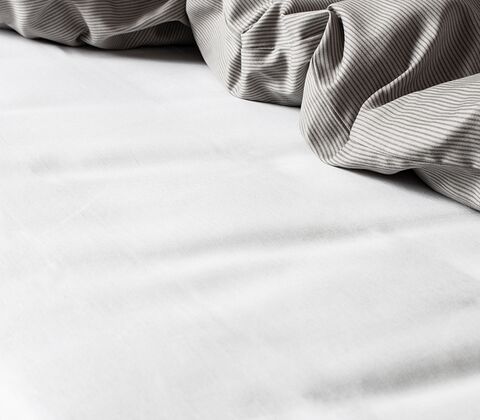 Night & Day boxlagen bomuldssatin hvid 140x200 cm