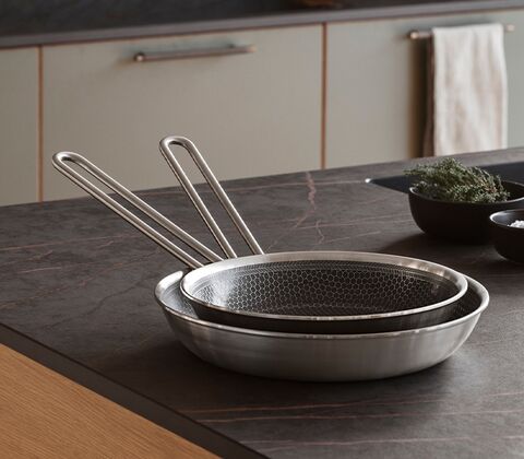 Eva Trio Multi Mosaic recycled pandesæt med keramisk Slip-Let® belægning Ø24+28 cm