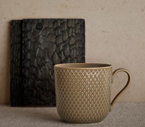 Lyngby Porcelæn Rhombe Earth krus med hank 39 cl clay