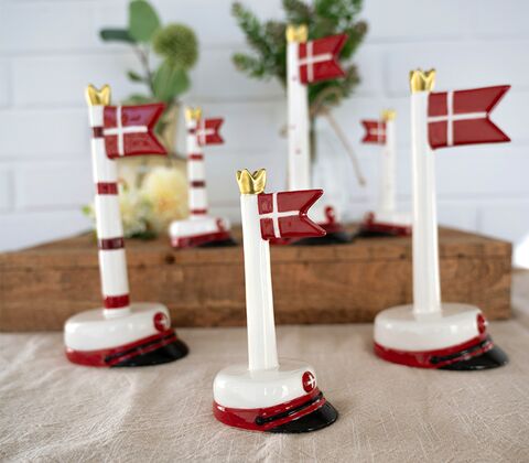 Det Gamle Apotek rød student bordflag H 12 cm