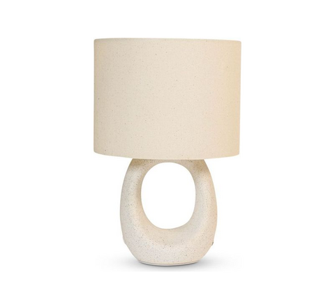 Lampe med keramikfod og tekstilskærm