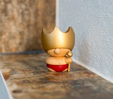 FableWood Kejserens nye klæder træfigur guld/rød H8 cm