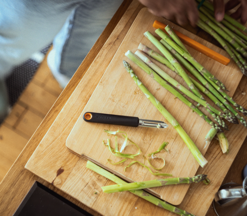 Fiskars Functional Form skrællekniv med fast blad sort