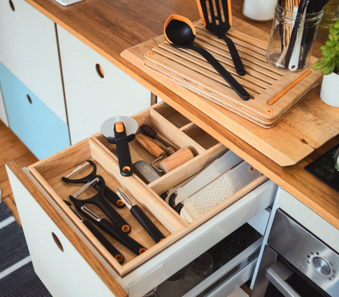 Fiskars Functional Form skrællekniv med fast blad sort