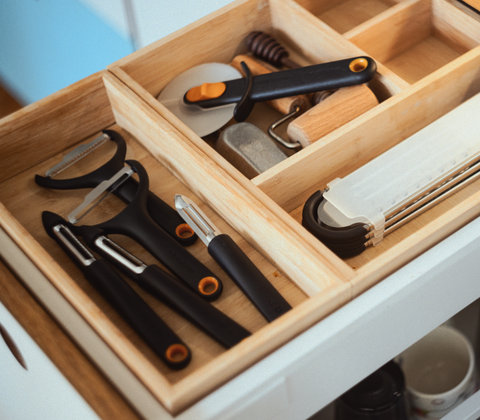 Fiskars Functional Form skrællekniv med fast blad sort